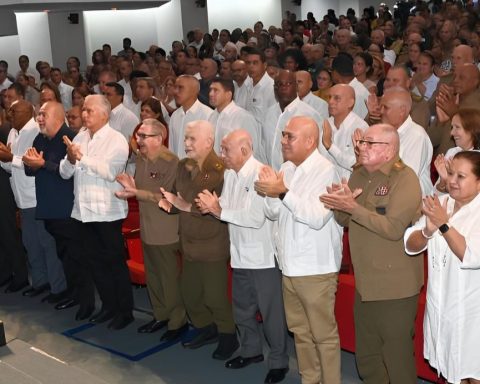 Raúl Castro reaparece en acto por aniversario del Partido Comunista