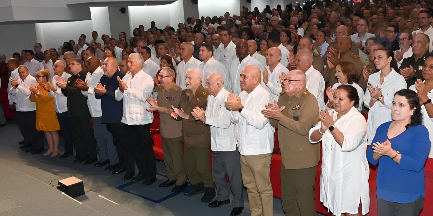 Raúl Castro reaparece en acto por aniversario del Partido Comunista