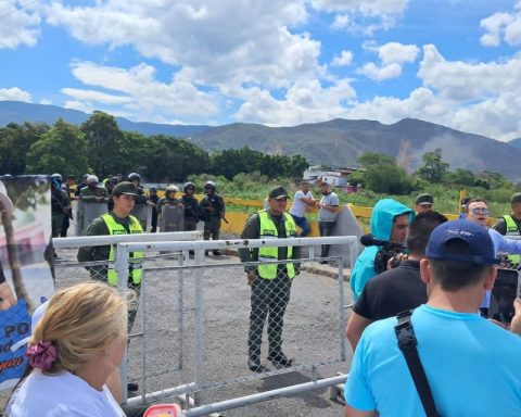 Relatives of Colombians imprisoned in Venezuela protested at Puente Simón Bolívar