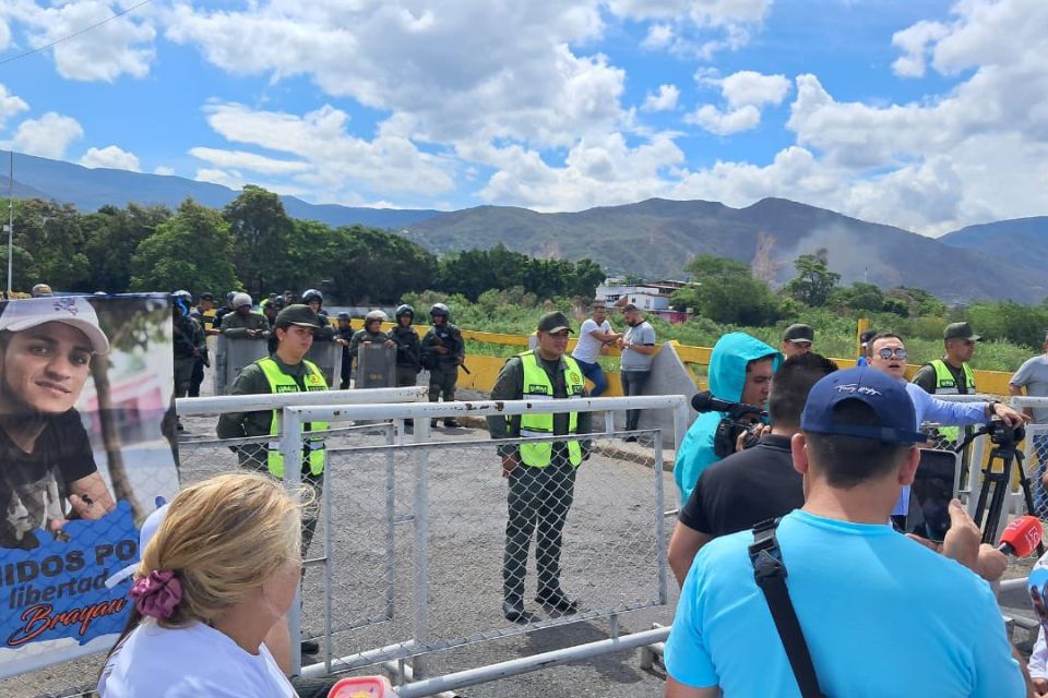 Relatives of Colombians imprisoned in Venezuela protested at Puente Simón Bolívar