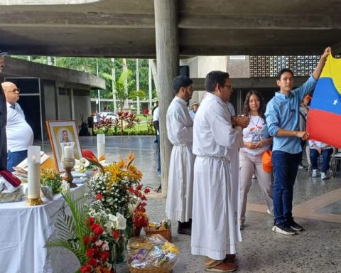 Relatives of political prisoners were attacked at the UCV during mass for new saints