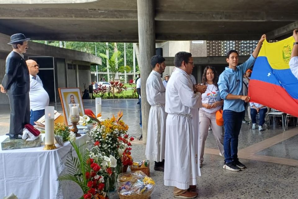 Relatives of political prisoners were attacked at the UCV during mass for new saints