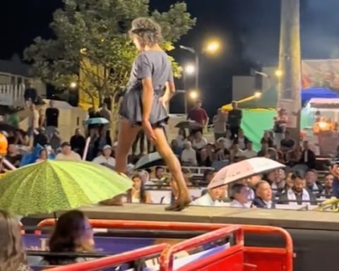 Resident in street condition climbed onto the stage of a reign and “gave a runway” with turns and poses