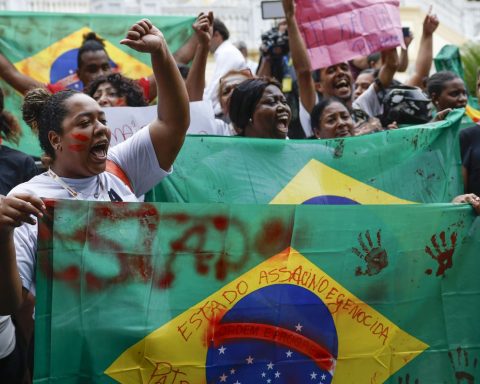 Residents of Alemão and Penha protest against deaths in operation