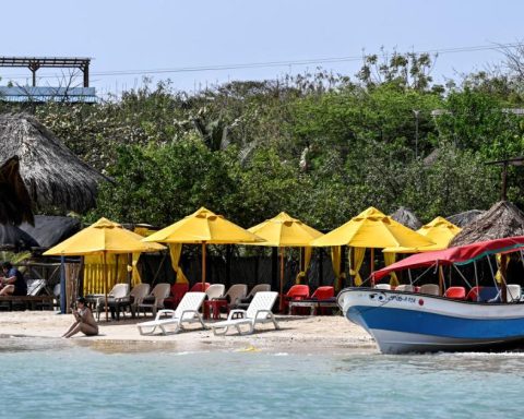 Restaurant collapse on Cartagena island leaves 15 injured, two women require surgery