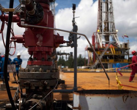 Reuters: Venezuela's oil export exceeds one million barrels per day