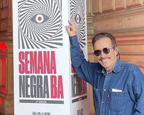 Rodolfo Pérez Valero flies south with the Cuban police officer in his suitcase