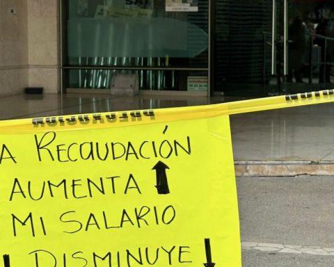 SAT workers begin protest "drooping arms"