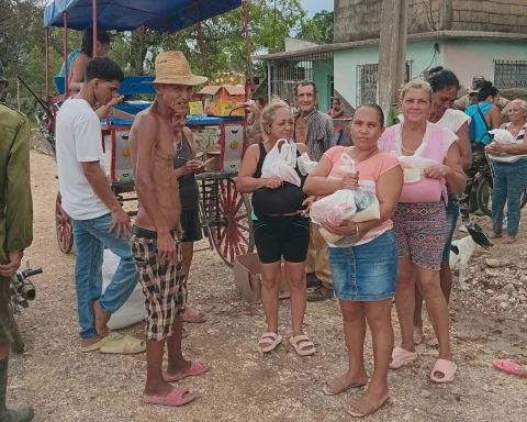 Santiaguera, resident in the United States, sends food to his neighbors