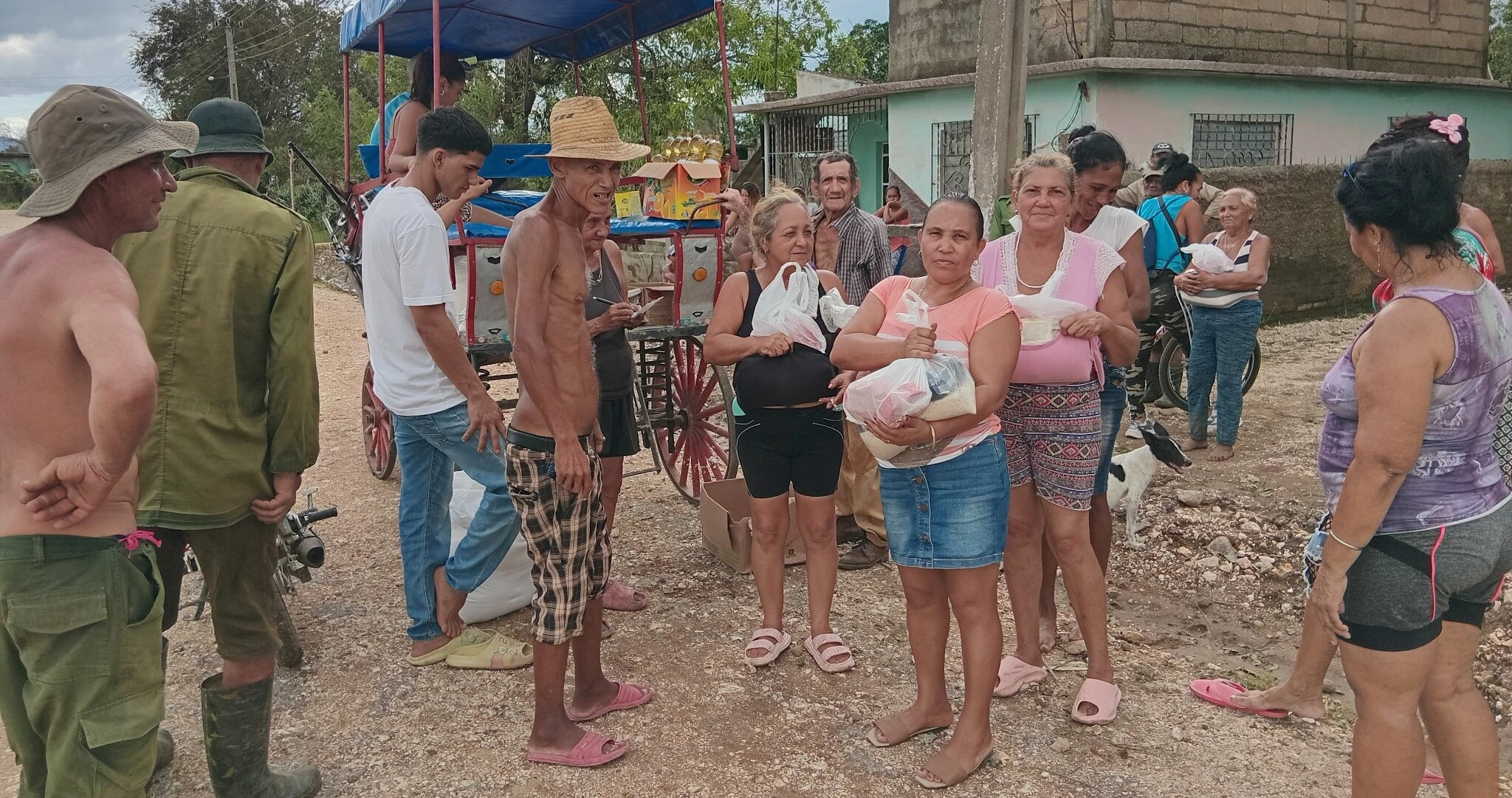 Santiaguera, resident in the United States, sends food to his neighbors