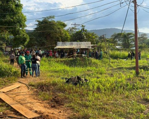 Search continues for miners trapped in gold mine in Callao
