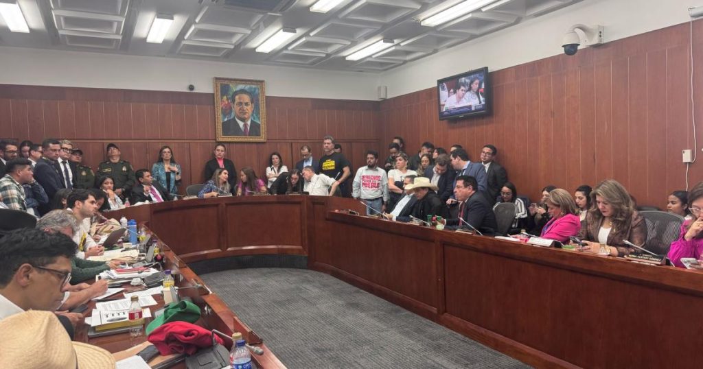 Senators will not attend meeting with Petro to agree on health reform