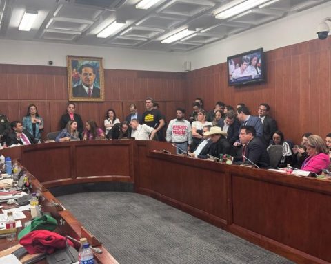 Senators will not attend meeting with Petro to agree on health reform