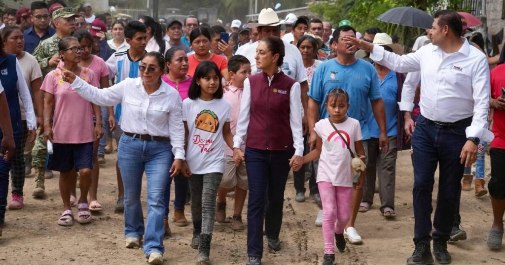 Sheinbaum tours the area affected by rains and floods in Pantepec, Puebla