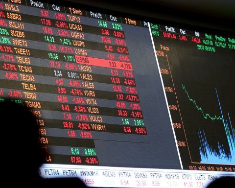 Stock market breaks record and dollar falls after meeting between Lula and Trump