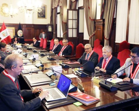 Supreme Court urges to preserve democratic principles