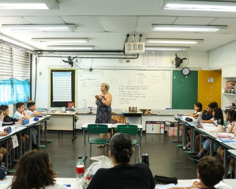 Teachers can apply for a National Teaching Card starting tomorrow