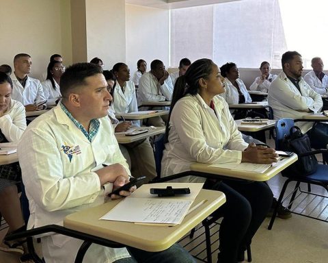 The Cuban regime describes doctors who criticize the missions as ungrateful, resentful and traitors