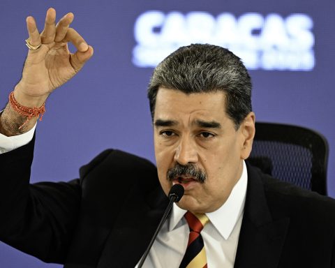 The New York Times: Trump advisers push for military operation to remove Maduro from power