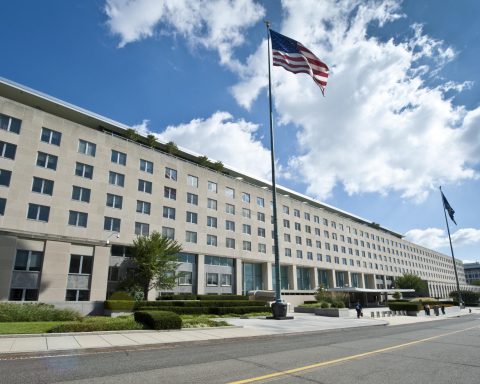 The US closes another immigration route for Cubans by excluding them from the 2026 Visa “Bombo”