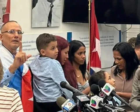 José Daniel Ferrer rodeado de familiares, activistas y allegados tras arribar a Miami este 13 de octubre