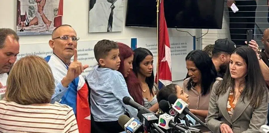 José Daniel Ferrer rodeado de familiares, activistas y allegados tras arribar a Miami este 13 de octubre