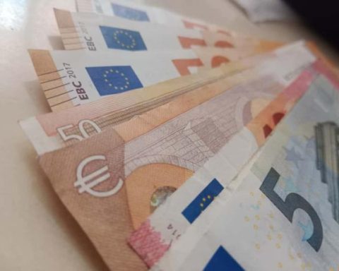 The currencies with which the most market operations are carried out in the world