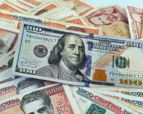 The dollar continues to rise in Cuba and aims for 500 pesos in “an extreme scenario,” according to analysts