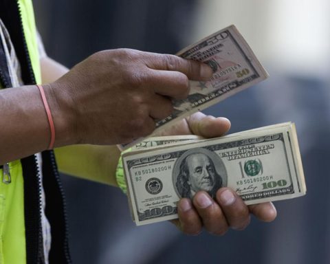 The dollar fell again and closed the day at S/3,426