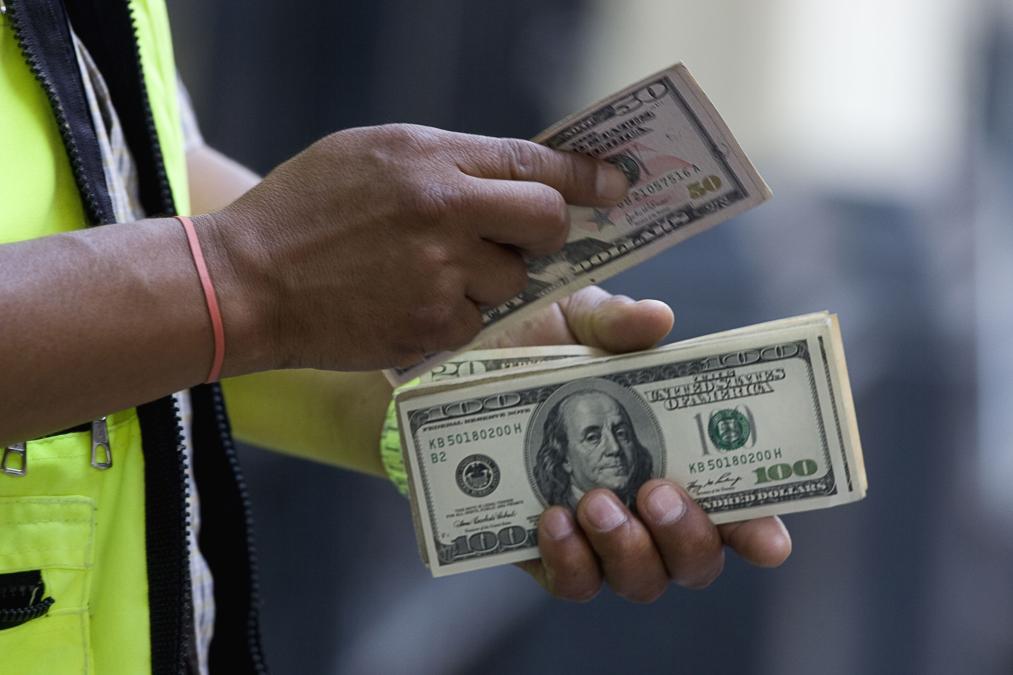 The dollar fell again and closed the day at S/3,426