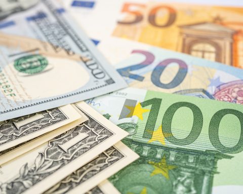 The dollar, the euro and even the pound sterling rise again in the Cuban informal market