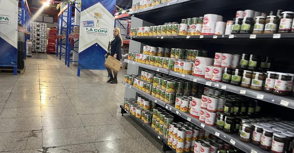 The dollar will reach 500 pesos at the end of October, according to one of the OMFi scenarios