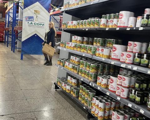 The dollar will reach 500 pesos at the end of October, according to one of the OMFi scenarios