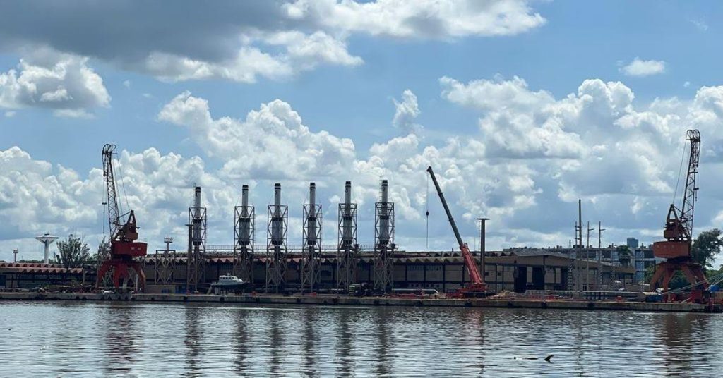 The electric company of Havana is about to release a 'Pinana' at the Caribbean shipyard dock