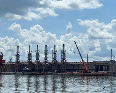 The electric company of Havana is about to release a 'Pinana' at the Caribbean shipyard dock