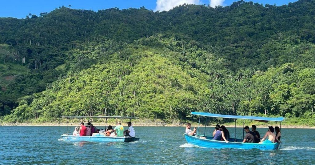 The guajiros of Hanabanilla live to the rhythm of the boats