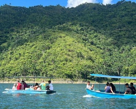 The guajiros of Hanabanilla live to the rhythm of the boats