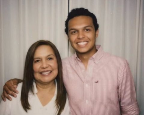Luis Andrés Colmenares y su madre Oneida Escobar.