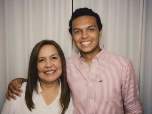 Luis Andrés Colmenares y su madre Oneida Escobar.