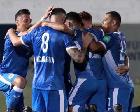 The police enter the Nicaragua locker room to take away a player