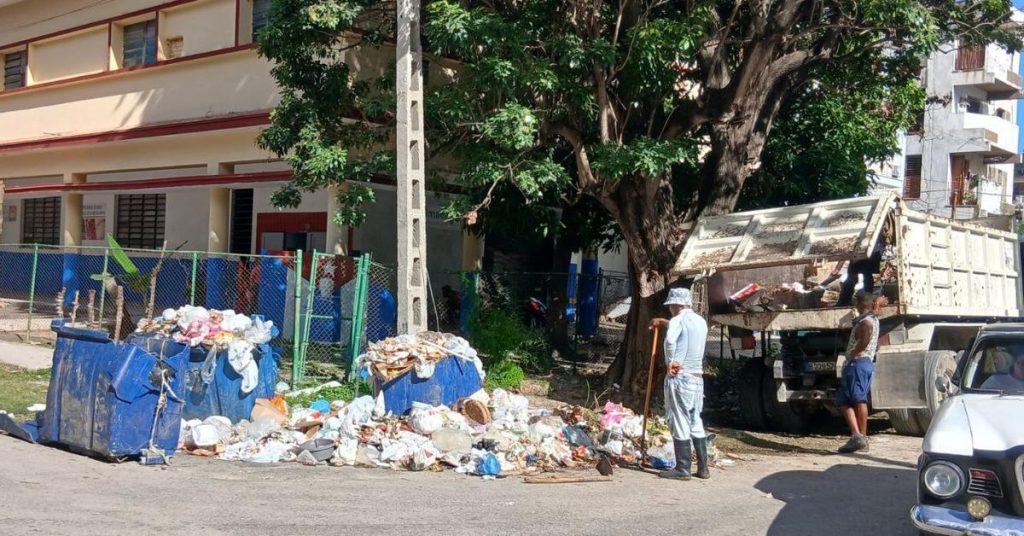 The shovel against the garbage monster in Havana