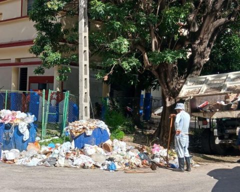 The shovel against the garbage monster in Havana