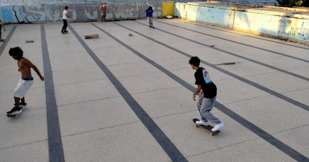The 'skaters' of Matanzas take over an abandoned pool for their stunts
