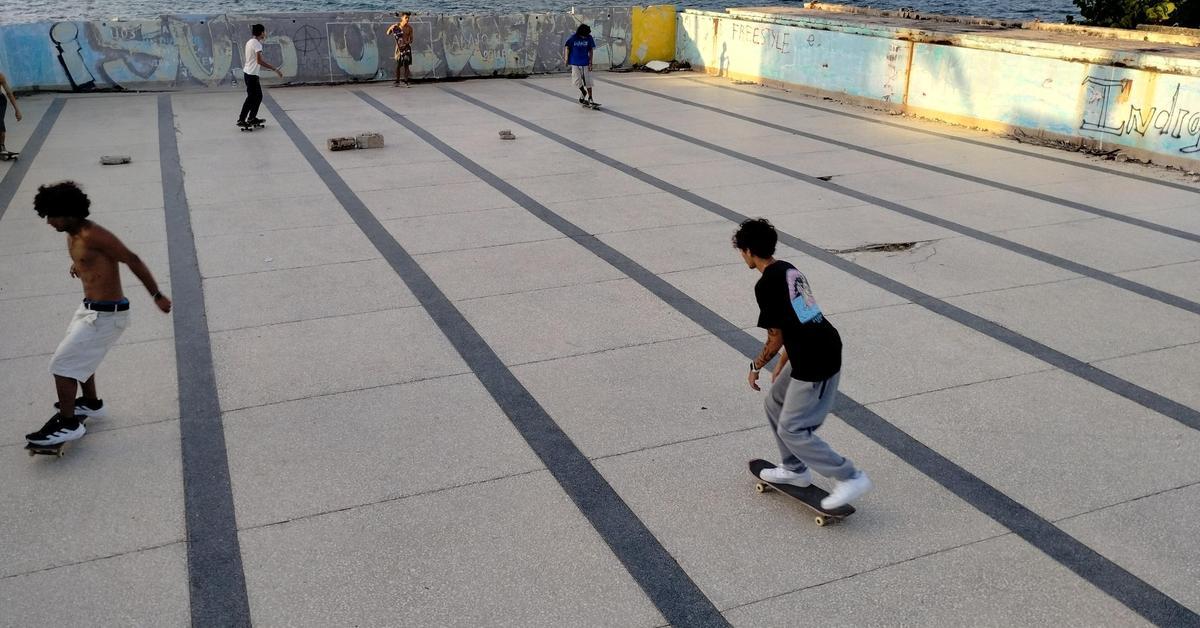 The 'skaters' of Matanzas take over an abandoned pool for their stunts