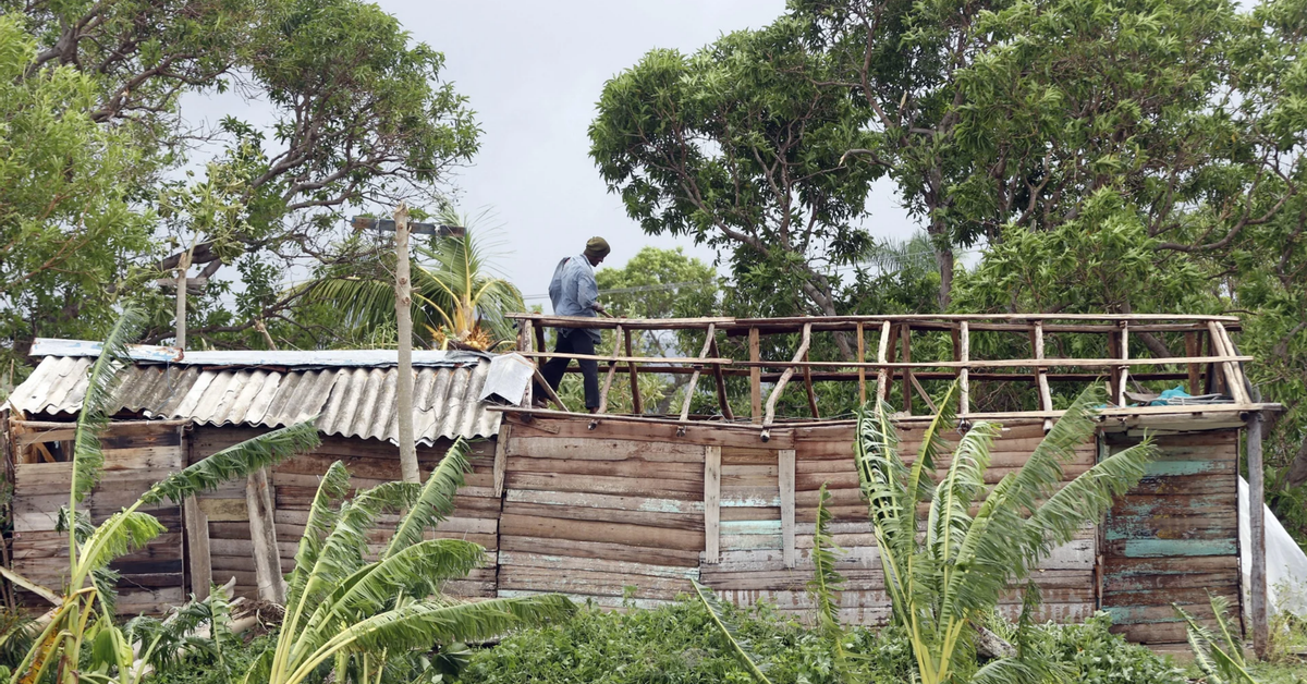 The zinc plates of Eliécer's house moved “like a maraca”, but he survived Melissa