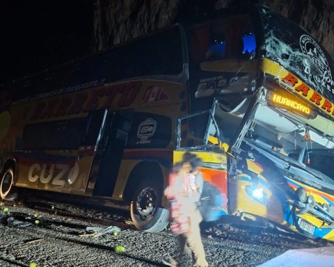 They are saved by a miracle: Bus almost falls after colliding with truck in Perené