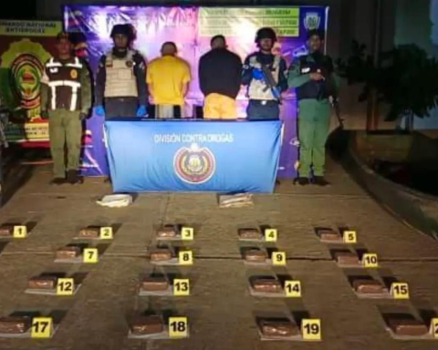 They arrested two in Apure who were carrying 25 panels of drugs in a bongo