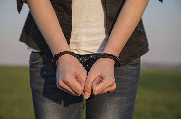 They arrested two women accused of cheating with the sale of dollars