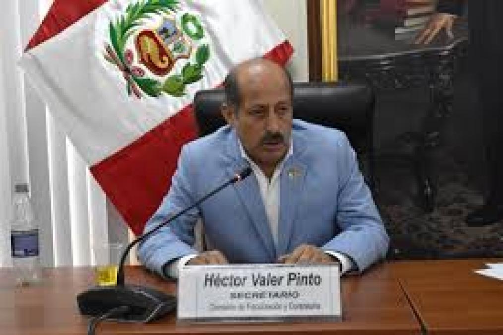 They ask that the Ethics Commission evaluate Congressman Héctor Valer with a journalist
