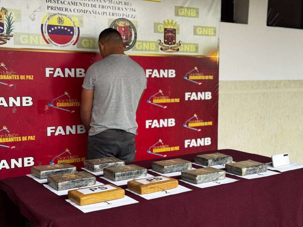 They caught a man with 10 panels of cocaine in Apure